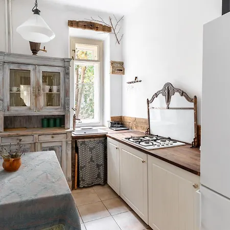 Interesting Design Great Location Free Parking