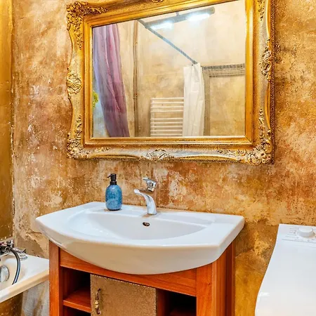 Interesting Design Great Location Free Parking *