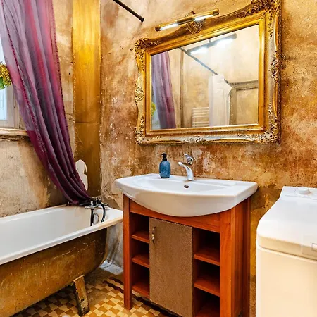 Interesting Design Great Location Free Parking Lägenhet